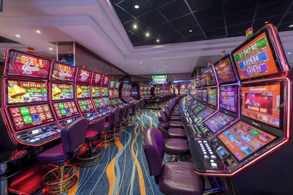 Linked jackpot slot machines